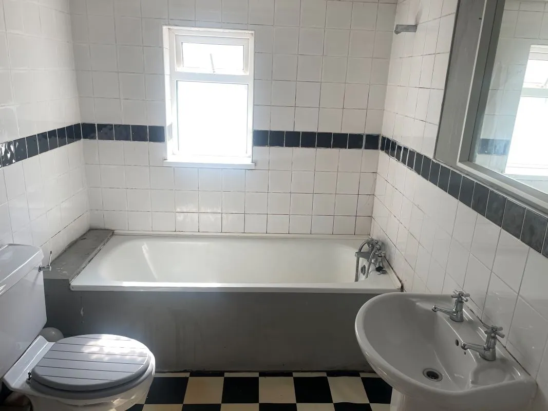 Barry, Vale of Glamorgan, CF62 6PA - Online Auctions