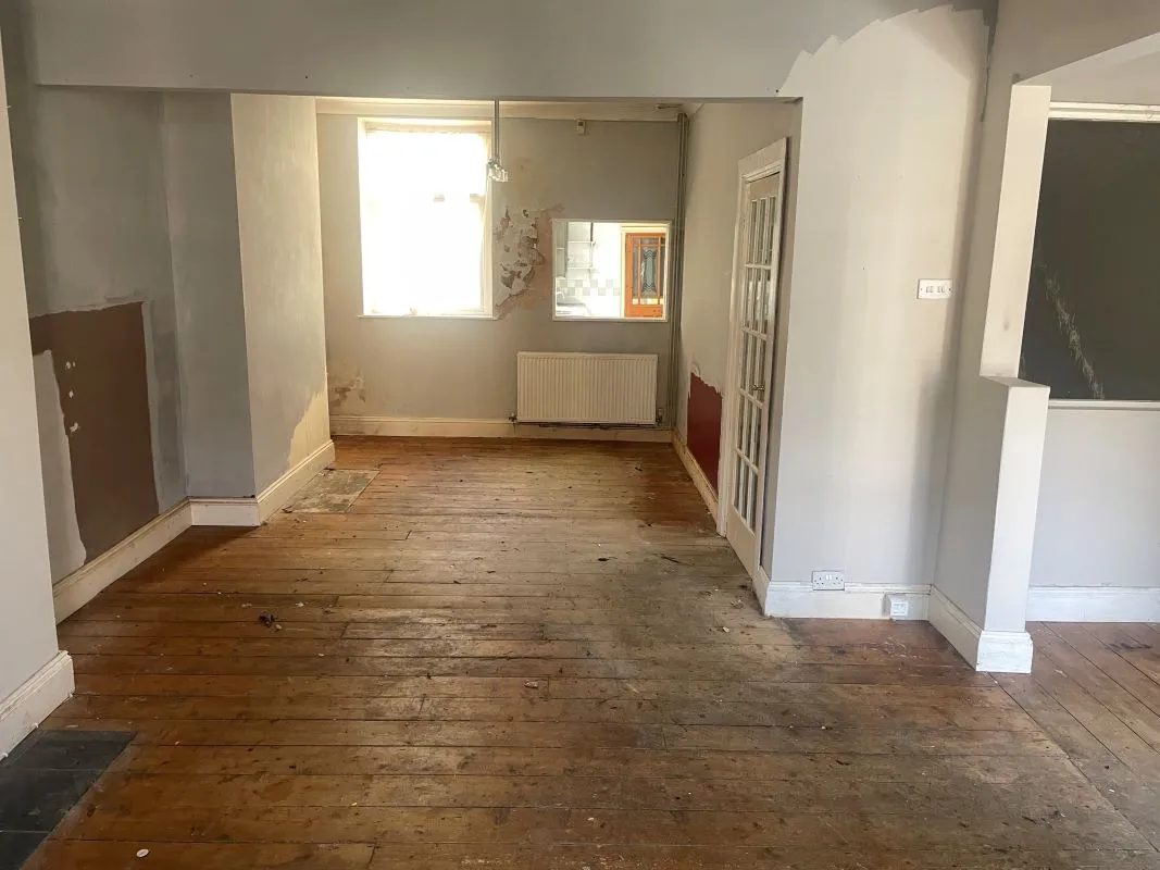 Barry, Vale of Glamorgan, CF62 6PA - Online Auctions