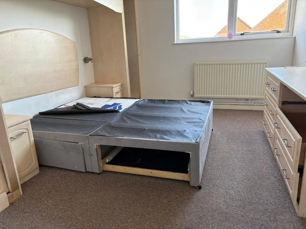 Heath Close, Swansea, SA3 5QF - Online Auctions
