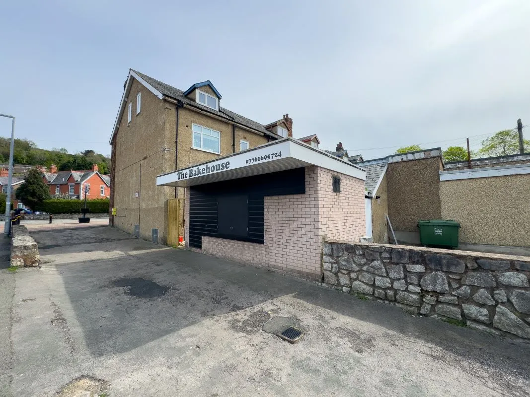 Mochdre, Colwyn Bay, Clwyd, LL28 5DS - Online Auctions