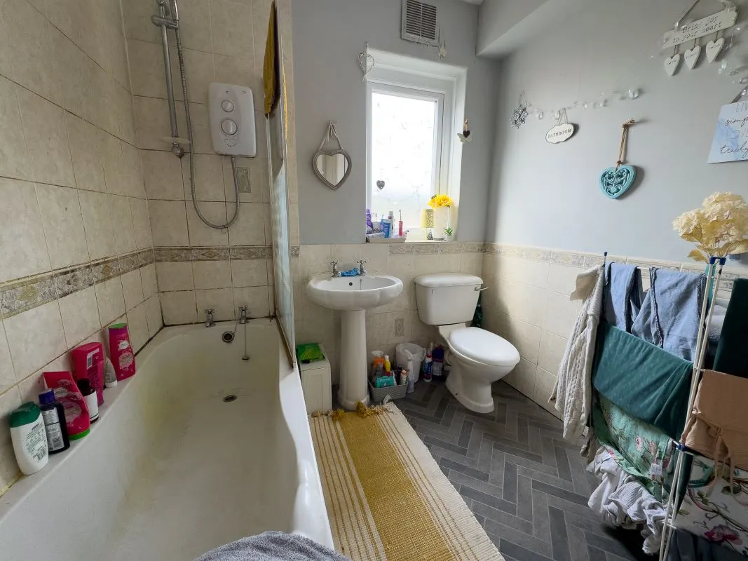 Mochdre, Colwyn Bay, Clwyd, LL28 5DS - Online Auctions