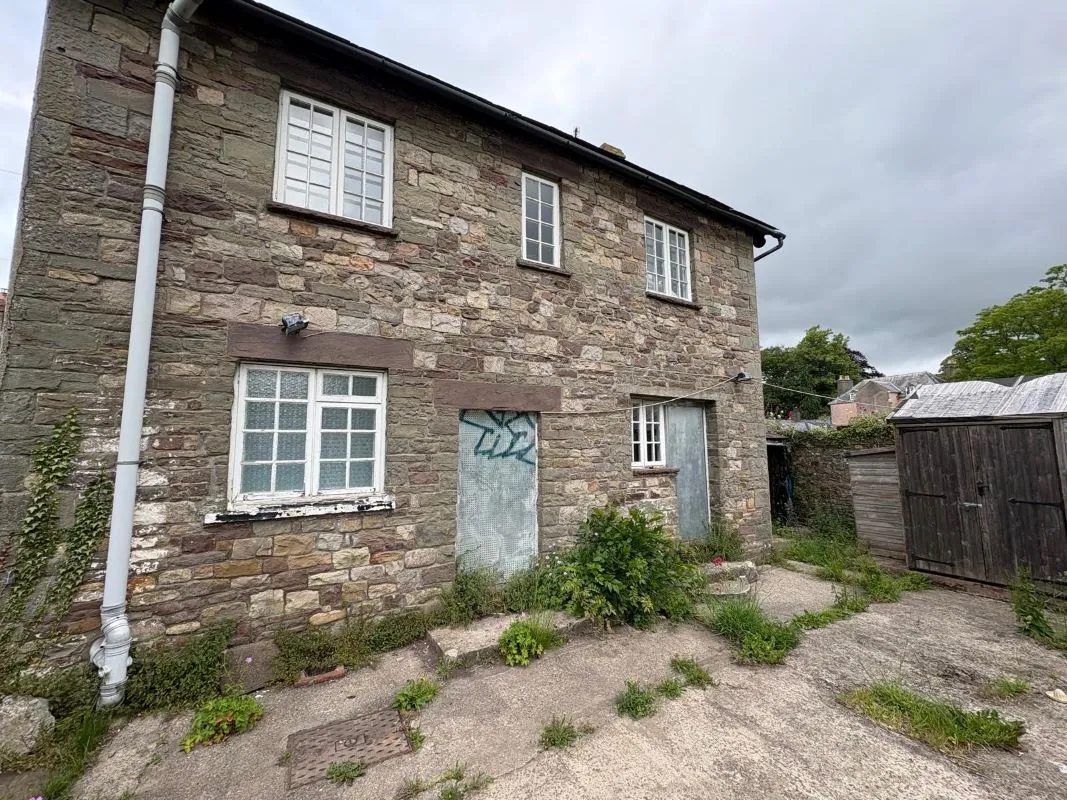 Llangattock, Crickhowell, Powys, NP8 1PA - Online Auctions