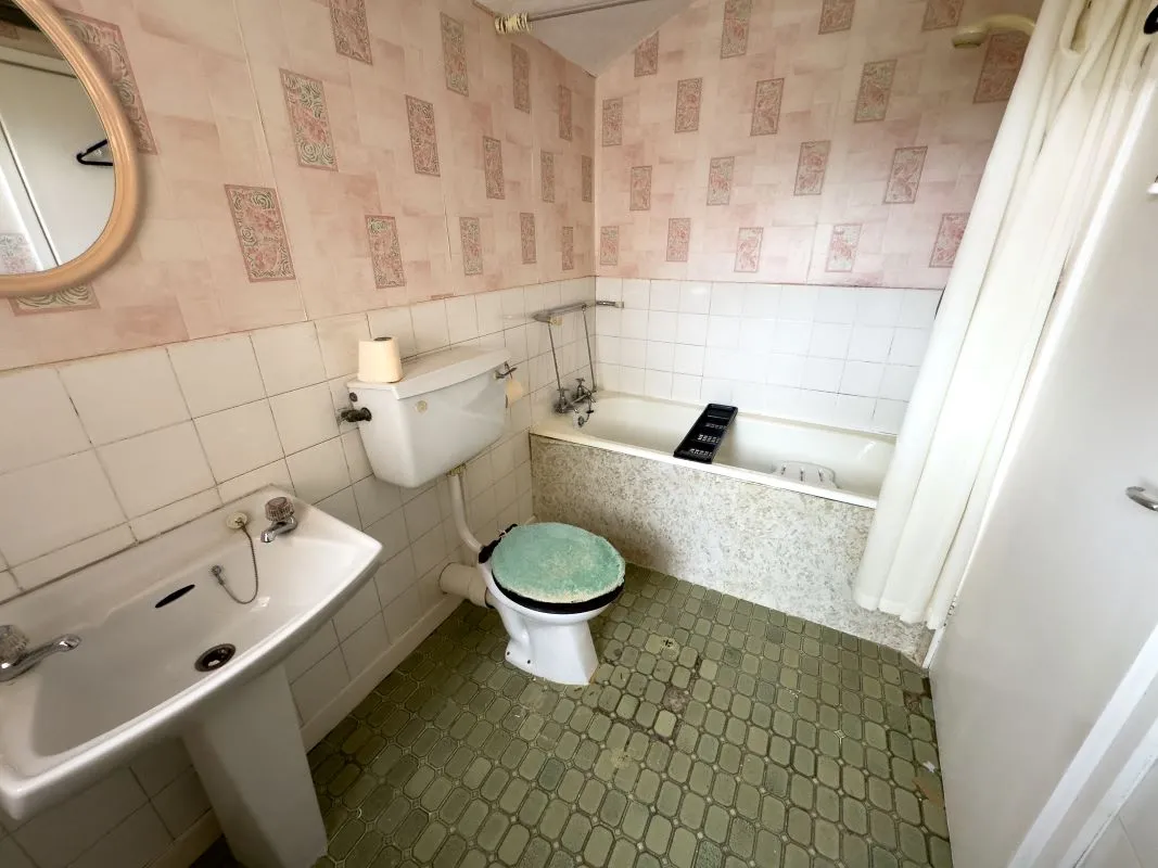 Buckley, Clwyd, CH7 2HS - Online Auctions