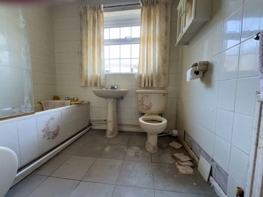 Hawarden, Deeside, Clwyd, CH5 3LA - Online Auctions
