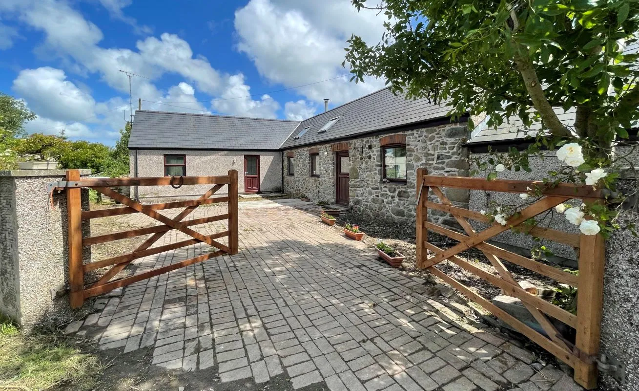 Llantrisant, Holyhead, Gwynedd, LL65 4TN - Online Auctions
