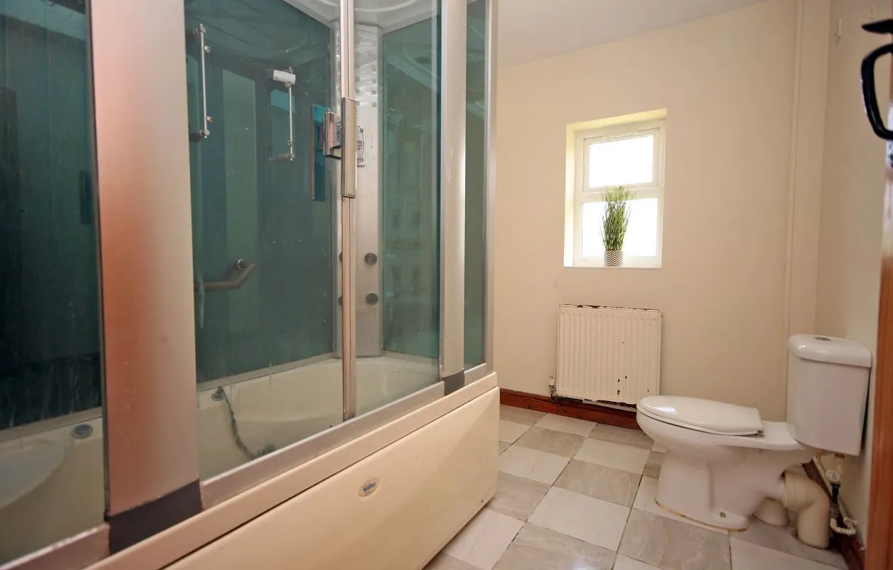 Llantrisant, Holyhead, Gwynedd, LL65 4TN - Online Auctions