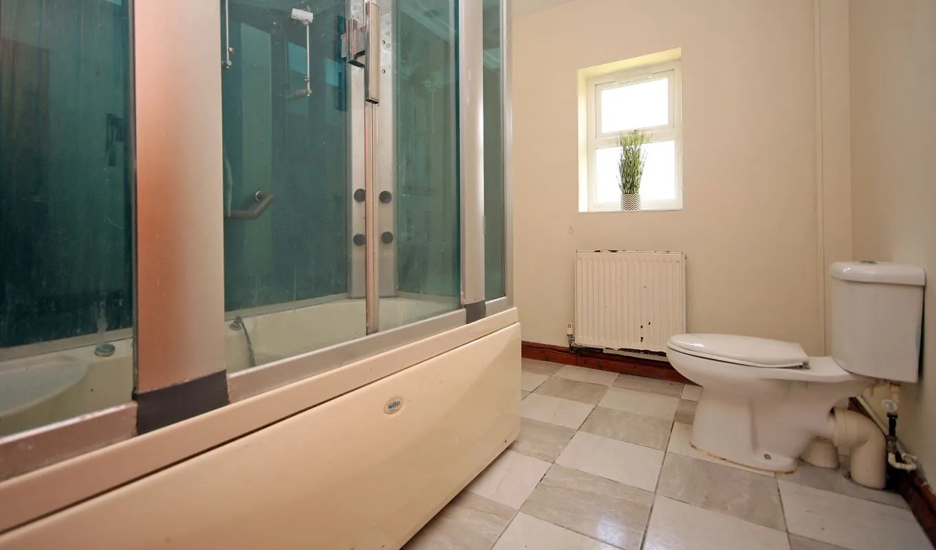 Llantrisant, Holyhead, Gwynedd, LL65 4TN - Online Auctions