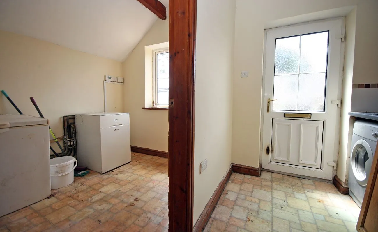 Llantrisant, Holyhead, Gwynedd, LL65 4TN - Online Auctions