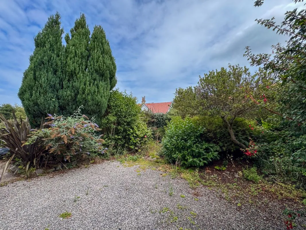 Llandudno, Gwynedd, LL30 1UN - Online Auctions