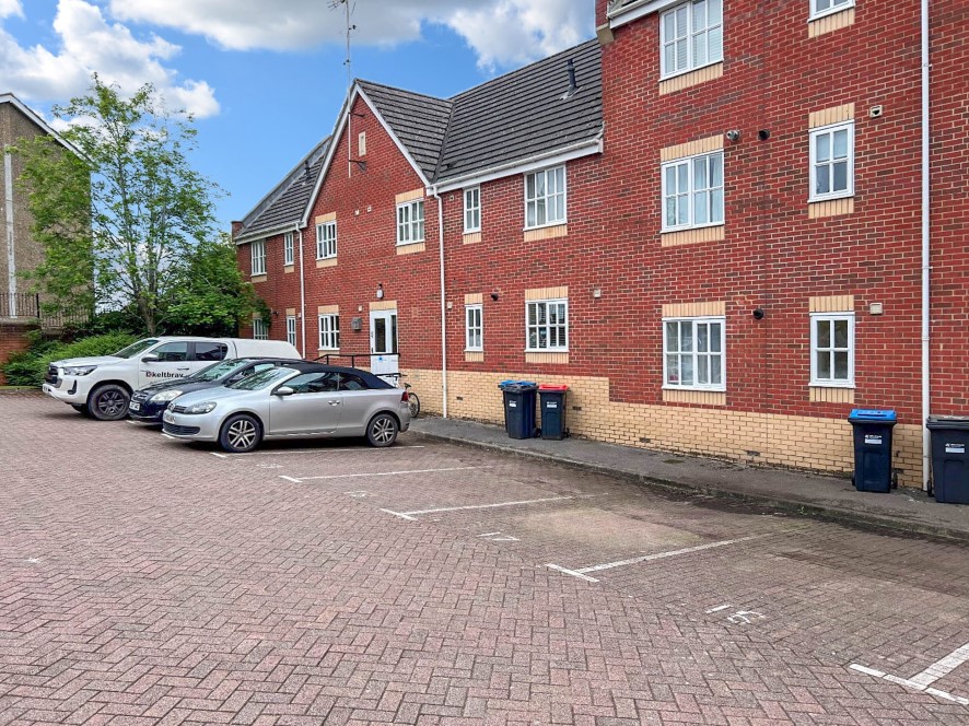 Property for Auction in Bedfordshire and Buckinghamshire - 18 Knaresborough Court, Bletchley, Milton Keynes, Buckinghamshire