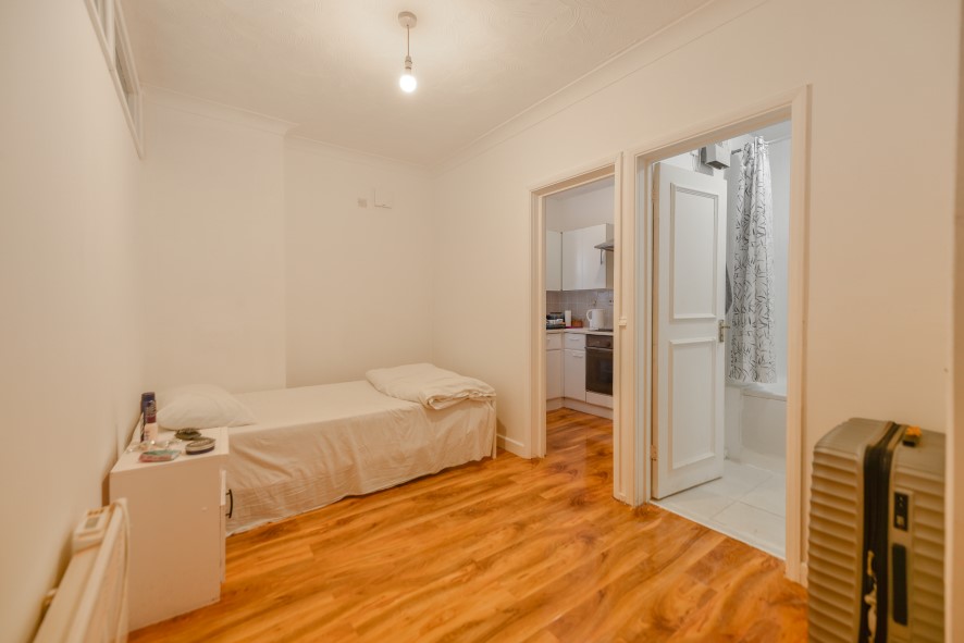 Property for Auction in Bedfordshire and Buckinghamshire - Flat 1, Hadley Court, Luton, Bedfordshire