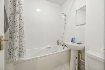 Property for Auction in Bedfordshire and Buckinghamshire - Flat 1, Hadley Court, Luton, Bedfordshire
