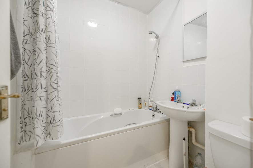 Property for Auction in Bedfordshire and Buckinghamshire - Flat 1, Hadley Court, Luton, Bedfordshire