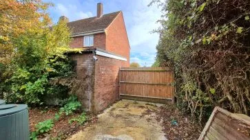 Property for Auction in Bedfordshire and Buckinghamshire - 1 Heathfield Close, Caddington, Luton, Bedfordshire LU1 4HB