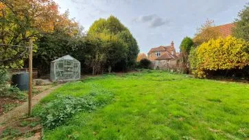 Property for Auction in Bedfordshire and Buckinghamshire - 1 Heathfield Close, Caddington, Luton, Bedfordshire LU1 4HB