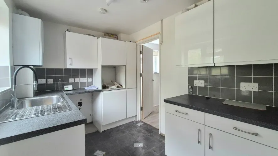 Property for Auction in Bedfordshire and Buckinghamshire - 10 Luxembourg Close, Luton, Bedfordshire LU3 3TD