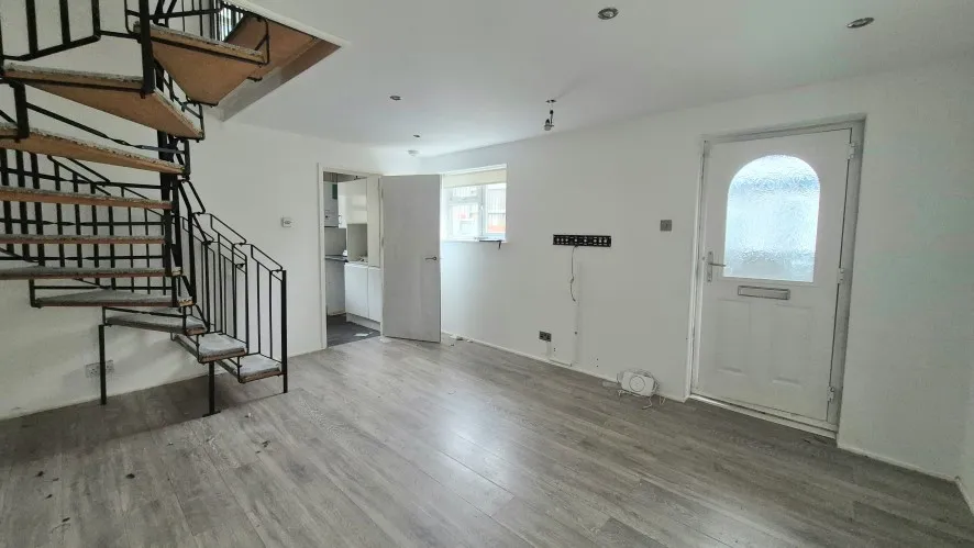 Property for Auction in Bedfordshire and Buckinghamshire - 10 Luxembourg Close, Luton, Bedfordshire LU3 3TD