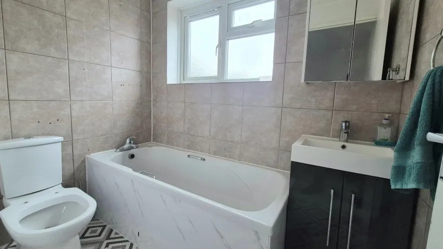 Property for Auction in Bedfordshire and Buckinghamshire - 10 Luxembourg Close, Luton, Bedfordshire LU3 3TD