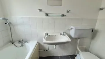 Property for Auction in Bedfordshire and Buckinghamshire - 59A Viceroy Court, High Street South, Dunstable, Bedfordshire LU6 3HP