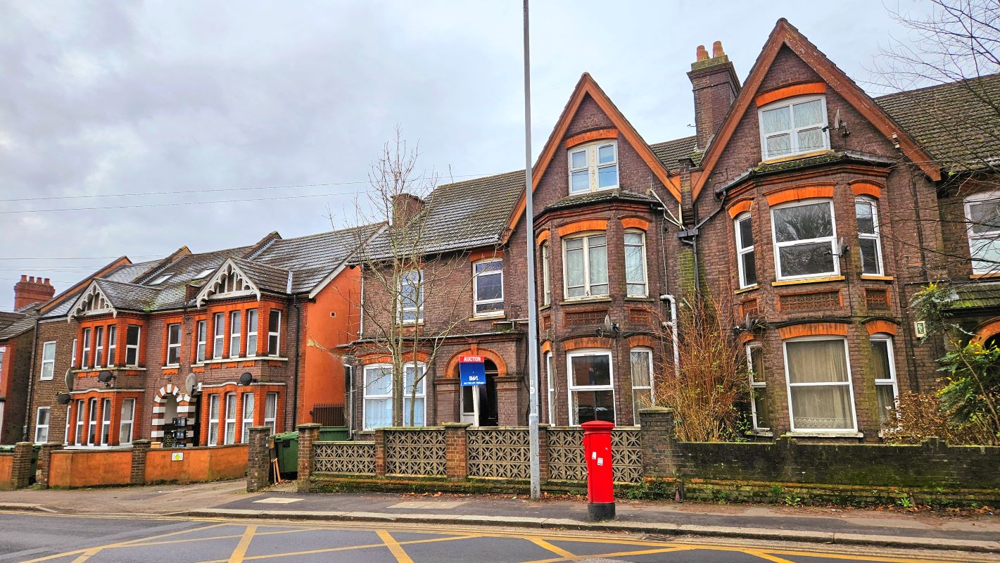 27 Biscot Road, Luton, Bedfordshire, LU3 1AH - Online Auctions