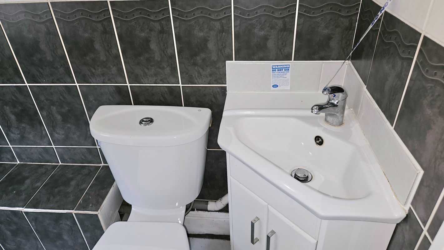 27 Biscot Road, Luton, Bedfordshire, LU3 1AH - Online Auctions