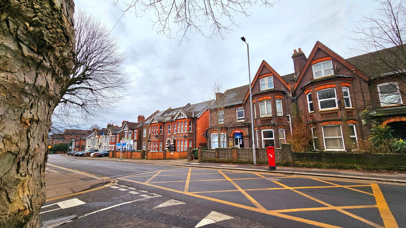 27 Biscot Road, Luton, Bedfordshire, LU3 1AH - Online Auctions