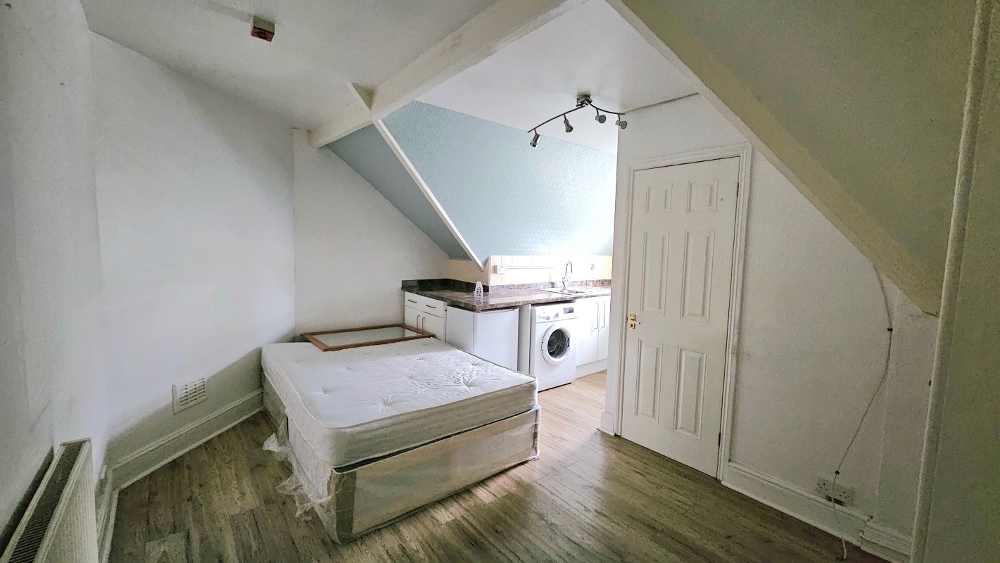 27 Biscot Road, Luton, Bedfordshire, LU3 1AH - Online Auctions