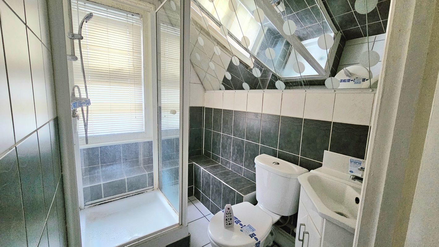 27 Biscot Road, Luton, Bedfordshire, LU3 1AH - Online Auctions