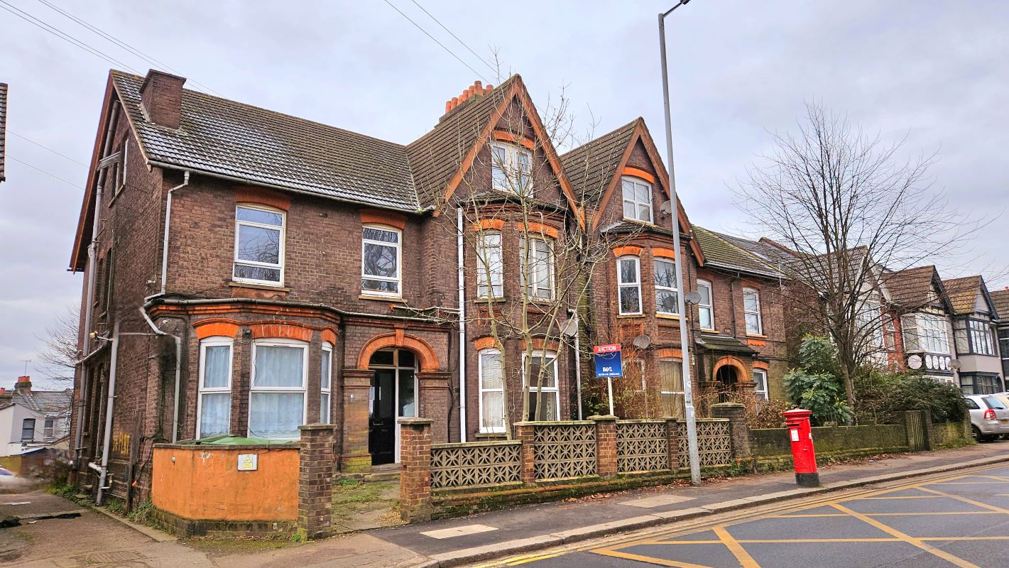 27 Biscot Road, Luton, Bedfordshire, LU3 1AH - Online Auctions