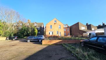 Property for Auction in Bedfordshire and Buckinghamshire - Flat 10, 27 Biscot Road, Luton, Bedfordshire LU3 1AH