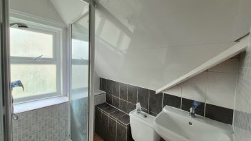 Property for Auction in Bedfordshire and Buckinghamshire - Flat 10, 27 Biscot Road, Luton, Bedfordshire LU3 1AH