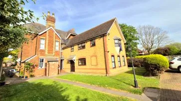 Property for Auction in Bedfordshire and Buckinghamshire - Flat 3, Spenser House, 145 Wendover Road, Aylesbury, Buckinghamshire HP21 9LL