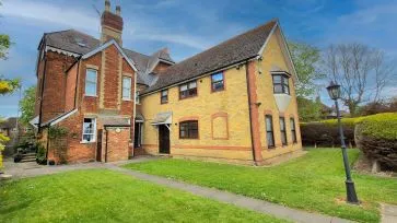 Property for Auction in Bedfordshire and Buckinghamshire - Flat 3, Spenser House, 145 Wendover Road, Aylesbury, Buckinghamshire HP21 9LL