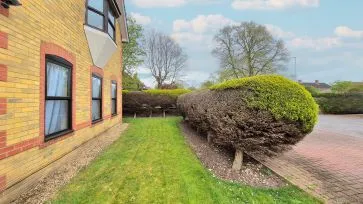Property for Auction in Bedfordshire and Buckinghamshire - Flat 3, Spenser House, 145 Wendover Road, Aylesbury, Buckinghamshire HP21 9LL