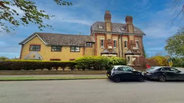 Property for Auction in Bedfordshire and Buckinghamshire - Flat 3, Spenser House, 145 Wendover Road, Aylesbury, Buckinghamshire HP21 9LL