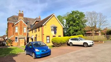 Property for Auction in Bedfordshire and Buckinghamshire - Flat 3, Spenser House, 145 Wendover Road, Aylesbury, Buckinghamshire HP21 9LL