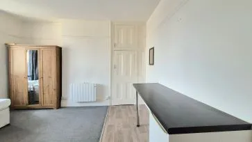 Property for Auction in Bedfordshire and Buckinghamshire - Flat 5, 59 Castle Street, Luton, Bedfordshire LU1 3AG