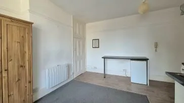 Property for Auction in Bedfordshire and Buckinghamshire - Flat 5, 59 Castle Street, Luton, Bedfordshire LU1 3AG