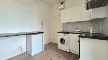 Property for Auction in Bedfordshire and Buckinghamshire - Flat 5, 59 Castle Street, Luton, Bedfordshire LU1 3AG