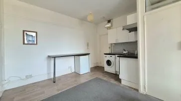 Property for Auction in Bedfordshire and Buckinghamshire - Flat 5, 59 Castle Street, Luton, Bedfordshire LU1 3AG
