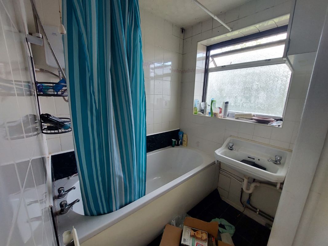 Hawthorne Terrace, Nuneaton, Warwickshire, CV10 9BH - Online Auctions