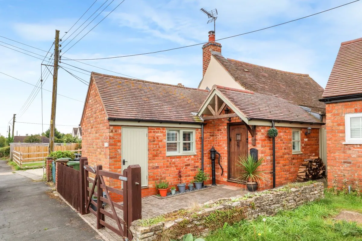 Bascote Road, Southam, Warwickshire, CV47 2DU - Online Auctions