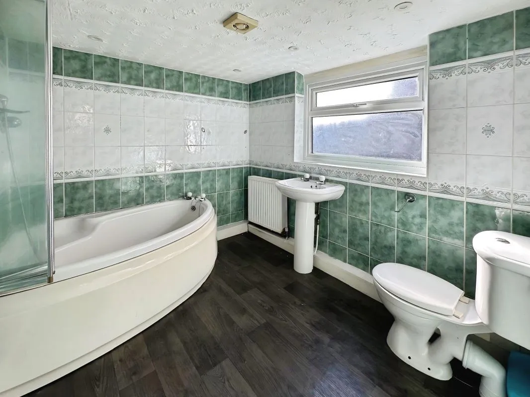 Nuneaton, Warwickshire, CV10 8JP - Online Auctions