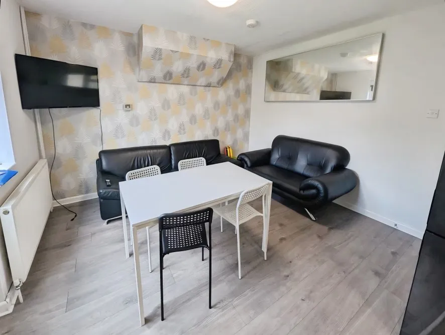 Property for Auction in Coventry & Warwickshire - 80 Queensland Avenue, Chapelfields, Coventry, West Midlands CV5 8FH