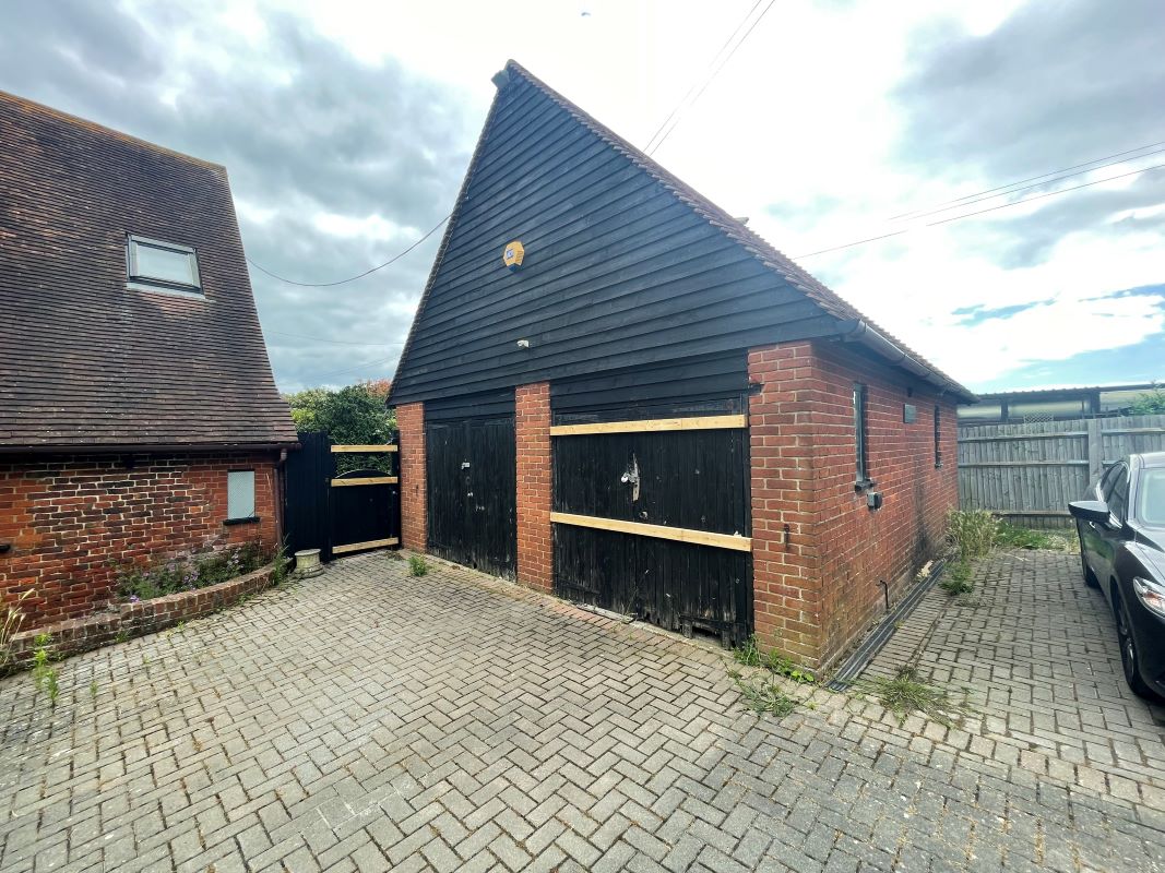 The Barn Foulmead Farm, Sandwich Road, Deal, Kent, CT14 0AS - Online Auctions