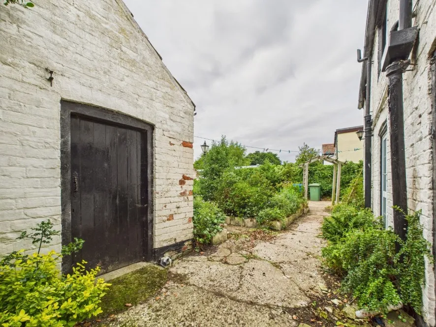 Property for Auction in Hull & East Yorkshire - Holme Field House, Front Street, Burton Fleming, East Yorkshire