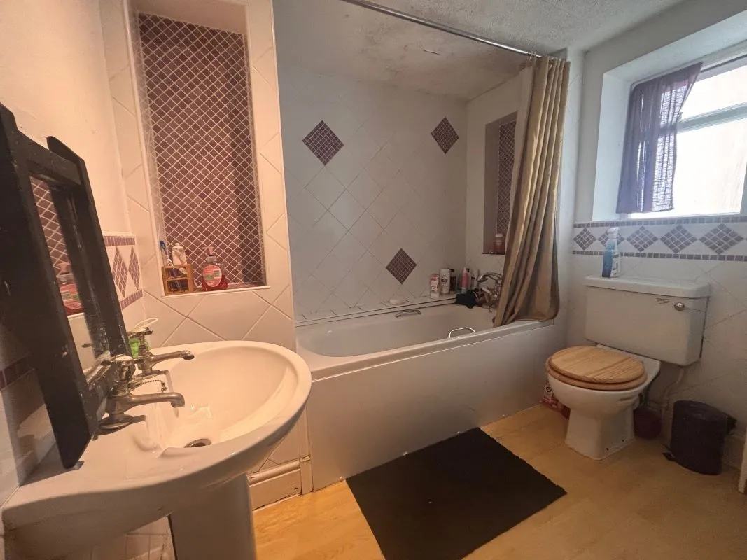 Esplanade, Scarborough, North Yorkshire, YO11 2AY - Online Auctions