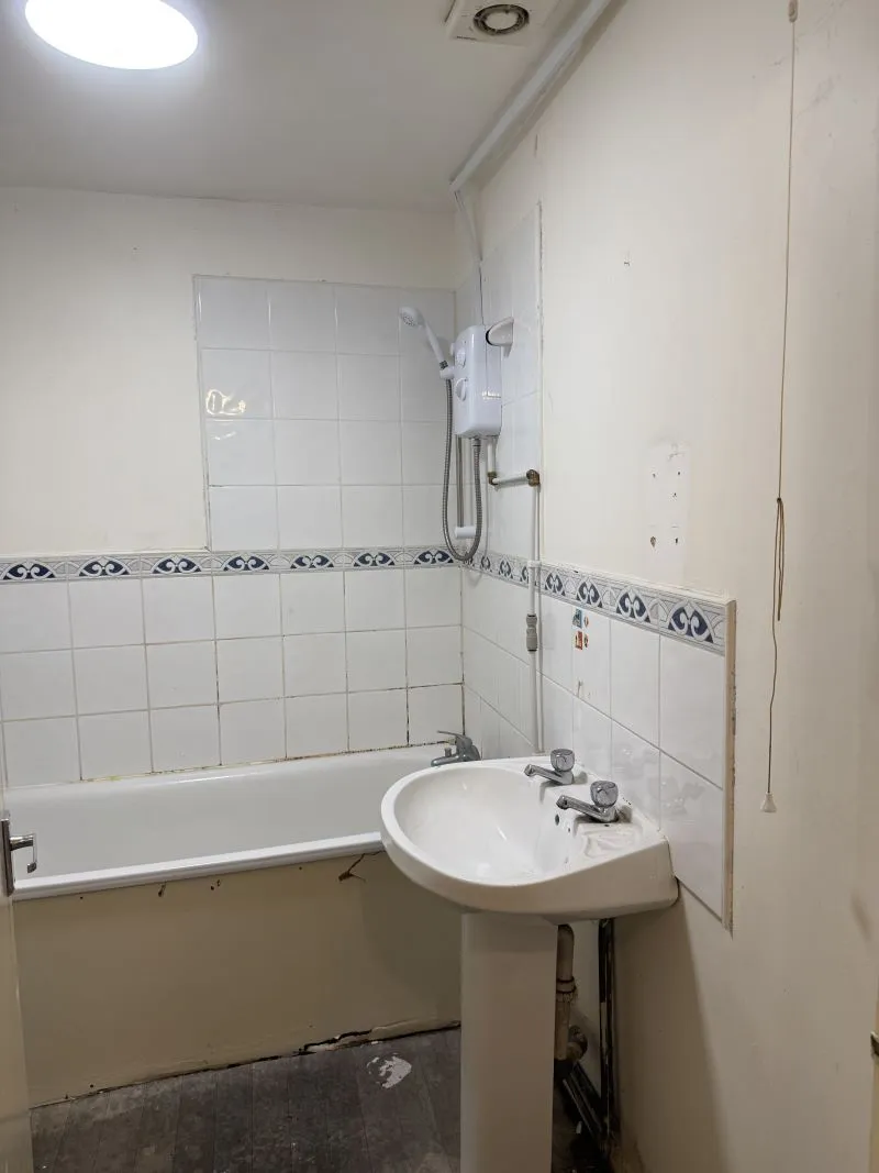 60 West Crescent Road, Gravesend, Kent, DA12 2AB - Online Auctions