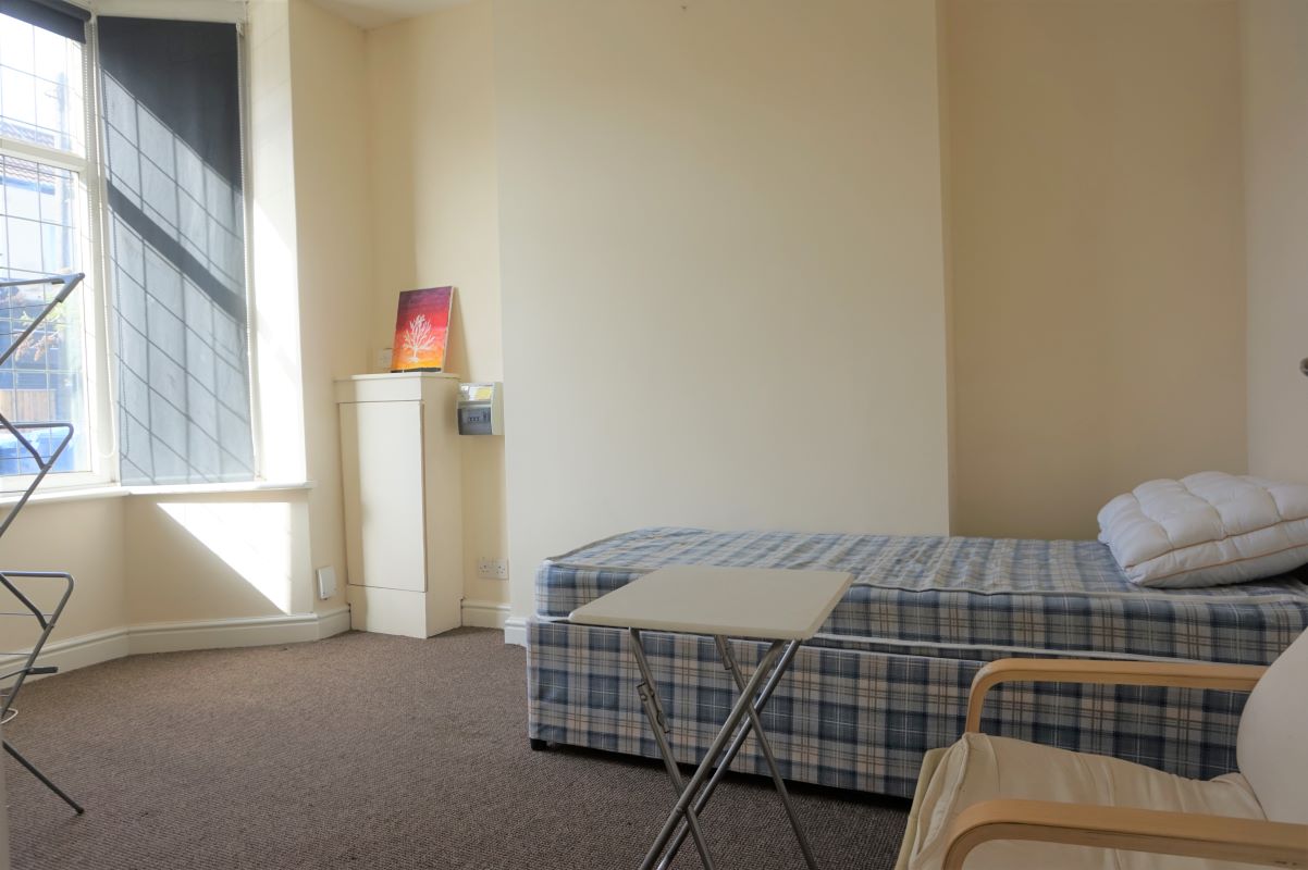Grimsby, South Humberside, DN32 7NX - Online Auctions