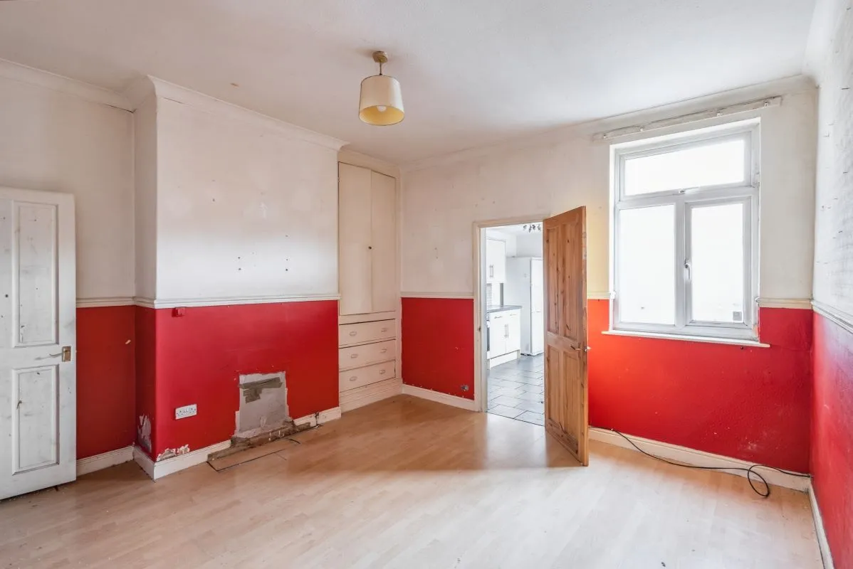 Grimsby, South Humberside, DN31 2NG - Online Auctions